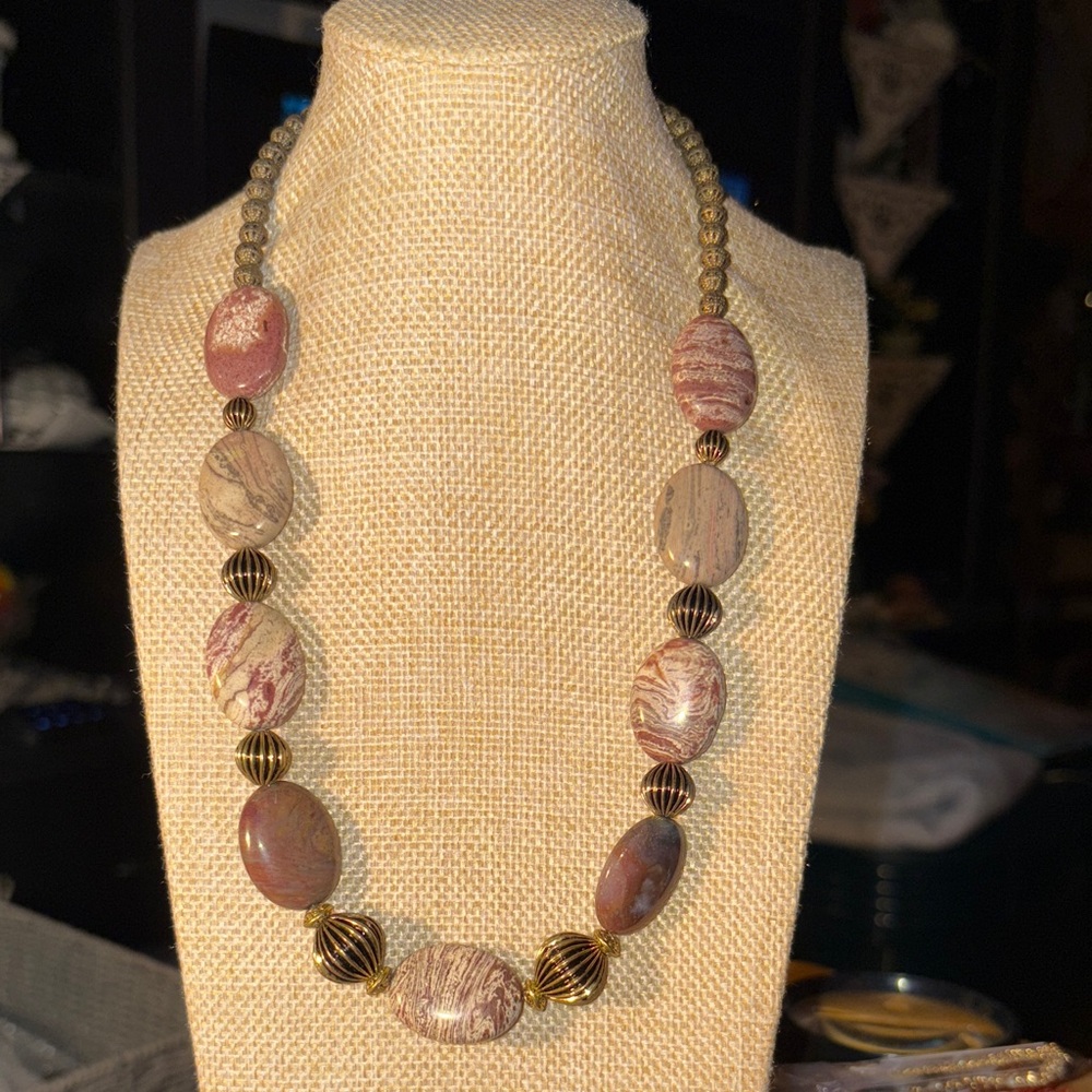 0138) Elegant Beaded Gemstone Necklace